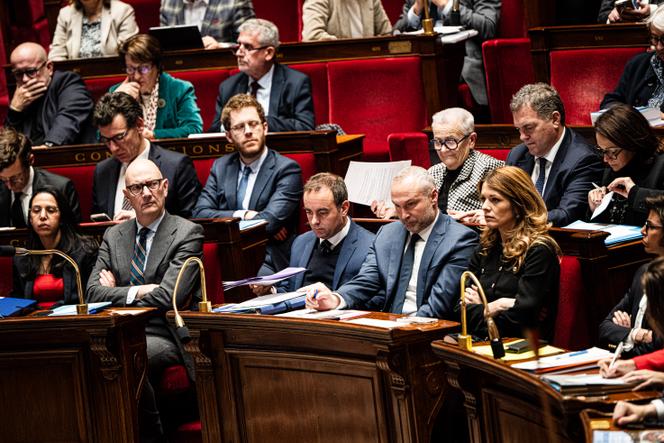 Le premier ministre, Sébastien Lecornu (au centre), à l’Assemblée nationale, à Paris, le 25 novembre 2025.