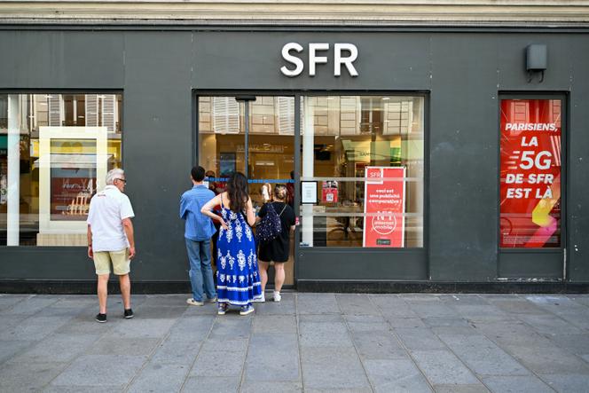 Devant une agence de l’opérateur de télécommunications SFR, à Paris, le 16 juin 2025. 