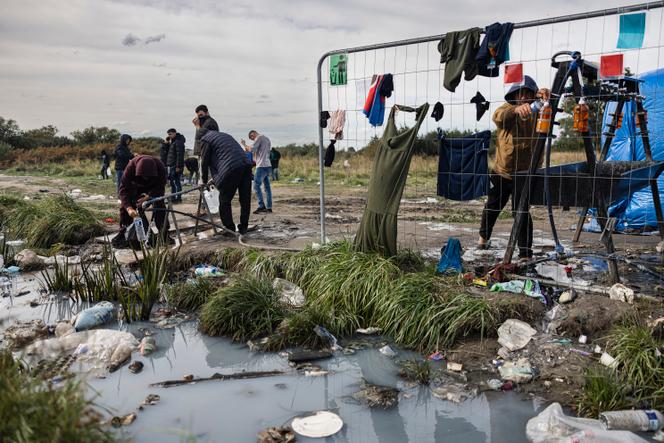 Des migrants dans un camp de fortune, à Loon-Plage (Nord), le 24 septembre 2025.