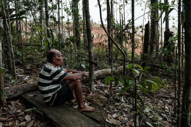  Ngigoro, 62 ans, un ancien de la tribu indigène Hongana Manyawa qui a quitté la forêt et vit désormais dans un village avec sa mère, observant un site d’extraction de nickel depuis la lisière de la forêt à Halmahera Est, dans le nord des Moluques.