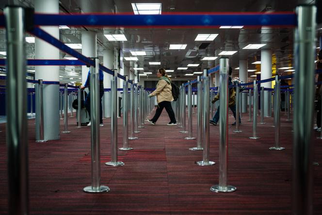 Dans le hall des arrivées du terminal 2E de l’aéroport Roissy-Charles-de-Gaulle, à Roissy-en-France, au nord de Paris, le 3 juillet 2024.