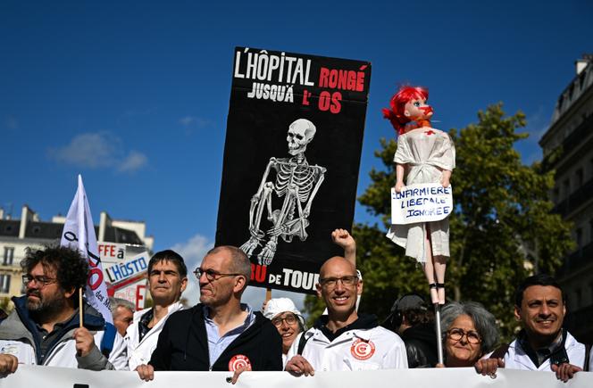 Lors d’une marche blanche organisée par les syndicats de médecins hospitaliers et libéraux, à Paris, le 4 octobre 2025, pour « exiger la protection des budgets de la santé » et « des réponses adaptées aux réels besoins de santé publique ».