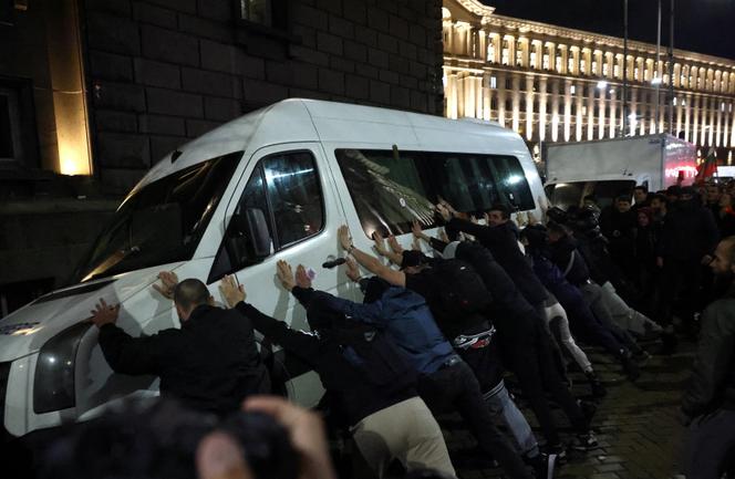 Lors d’une manifestation organisée contre le projet de budget pour 2026, devant le Parlement bulgare, à Sofia, le 26 novembre 2025.