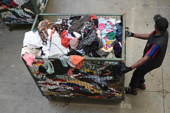 Un chariot de vêtements de seconde main destinés au tri, dans un centre de recyclage d’Acigné (Ille-et-Vilaine), le 21 juillet 2025.