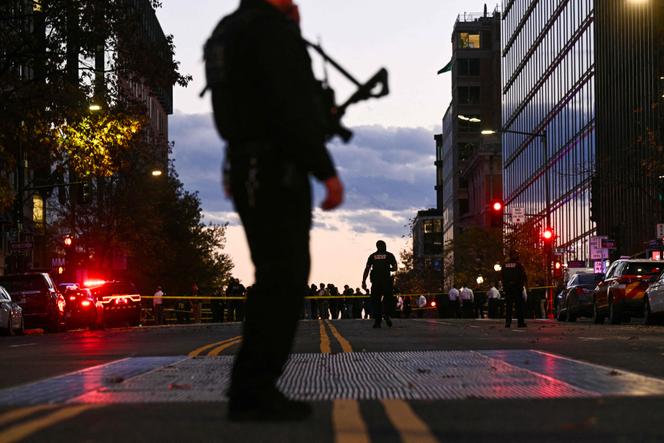 Près de Farragut Square après l’attaque de deux soldats de la garde nationale, à Washington, le 26 novembre 2025.