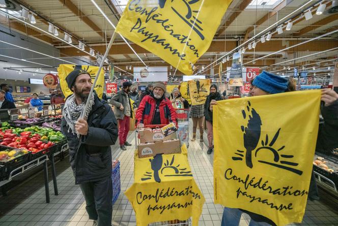 Des membres de la Confédération paysanne manifestent contre la présence de tomates du groupe Azura, estampillées Maroc, mais produites selon eux au Sahara occidental, dans un supermarché de Perpignan, le 26 novembre 2025.