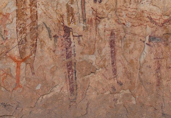 Peinture représentant une figure anthropomorphe tenant d’une main un propulseur de javelot noir et de l’autre des javelots et un bâton rouges. La figure mesure 73 centimètres de haut. Seminole Canyon, au Texas.