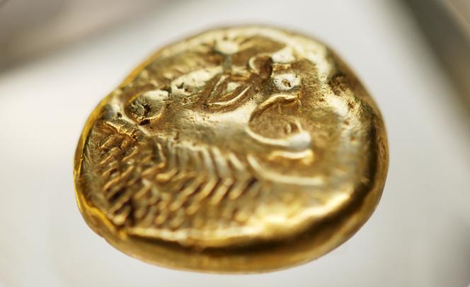 Image extraite du documentaire « La Fabuleuse Histoire de l’argent », de Frédéric Wilner, montrant la première monnaie en Méditerranée, datant du VIIᵉ siècle av. J.-C.