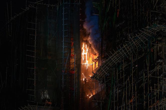 Sur les lieux de l’incendie du complexe de gratte-ciel résidentiels, dans le district de Tai Po, à Hongkong, le 27 novembre 2025. 