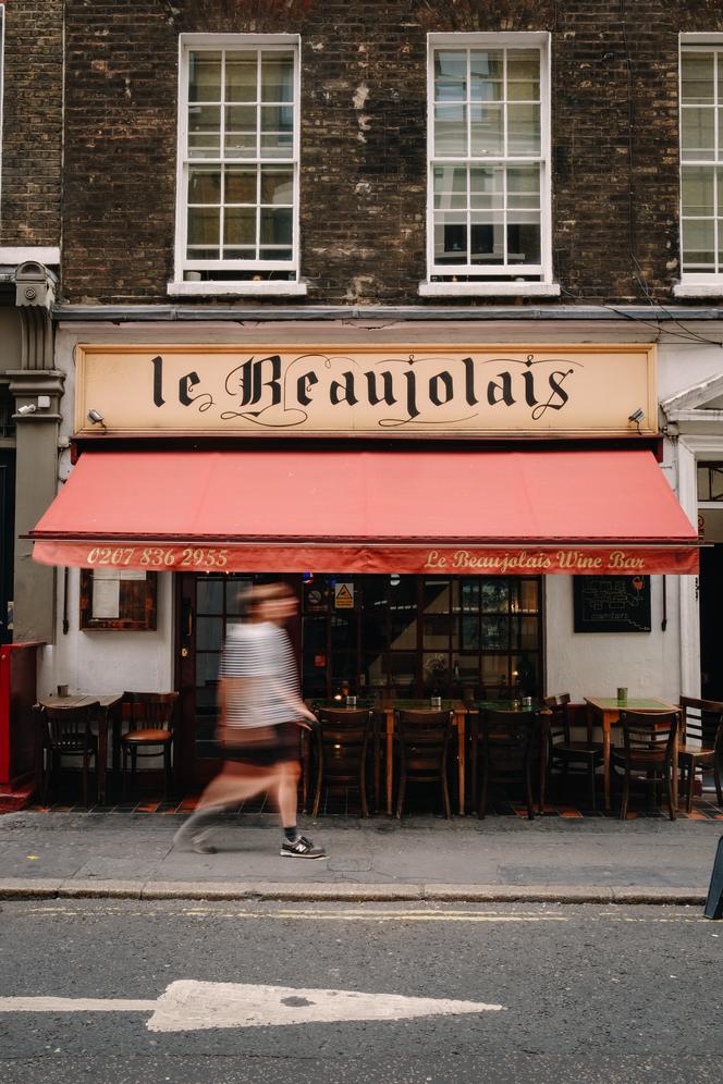 Le bar à vins Le Beaujolais, à Londres, en août 2024.
