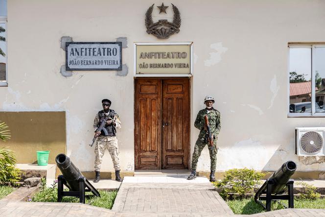 Des membres de l’armée bissau-guinéenne montent la garde, devant la salle où le général Horta N’Tam a prêté serment comme chef de la transition et commandant du Haut Commandement, à Bissau, le 27 novembre 2025.