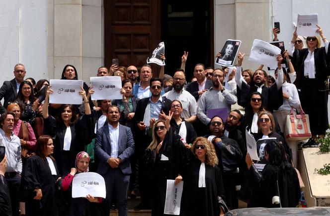 Des avocats manifestent contre l’arrestation de Sonia Dahmani, devant le palais de justice de Tunis, le 13 mai 2024.
