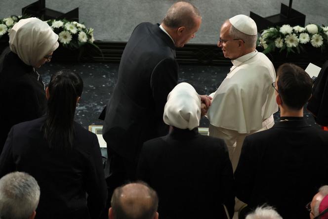Le pape Léon XIV et le président turc Recep Tayyip Erdogan lors d’une réunion rassemblant des représentants des autorités turques, de la société civile et du corps diplomatique dans le cadre de la visite officielle du pape à Ankara le 27 novembre 2025.