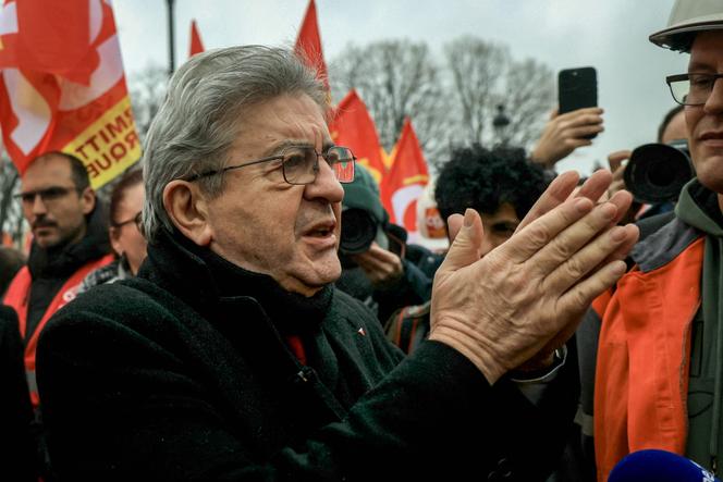 Jean-Luc Mélenchon, fondateur de La France Insoumise, lors d’une rencontre avec des employés d’ArcelorMittal, à Paris, le 27 novembre 2025.