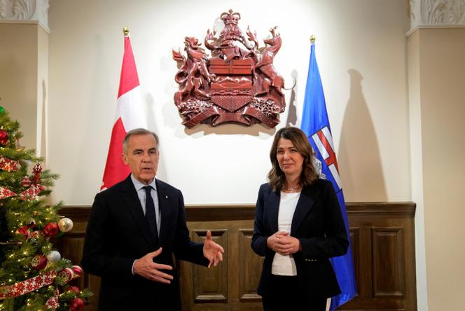 Le premier ministre canadien, Mark Carney, et la première ministre de l’Alberta, Danielle Smith, à Calgary (Canada), le 27 novembre 2025.
