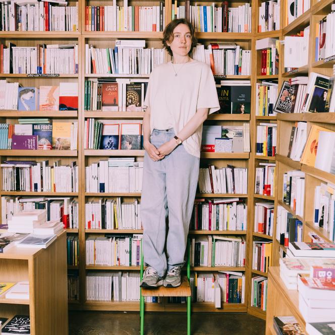 K. O’Neill, bédéaste, à la librairie Le Monte-en-l’air, à Paris, le 29 septembre 2025.