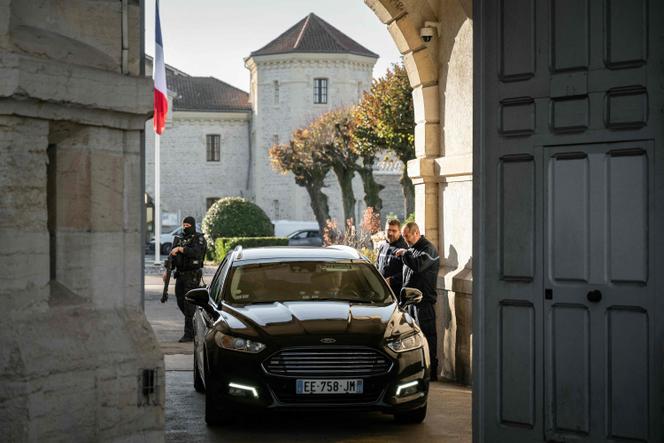L’entrée de la maison d’arrêt de Dijon, le 27 novembre 2025, au lendemain de l’évasion nocturne de deux détenus ayant scié les barreaux de leur cellule.