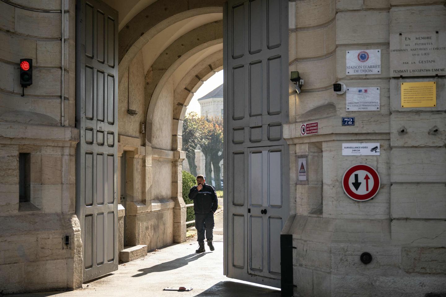 Evasion de la prison de Dijon : le fugitif rattrapé a été mis en examen, l’autre fugitif toujours en fuite