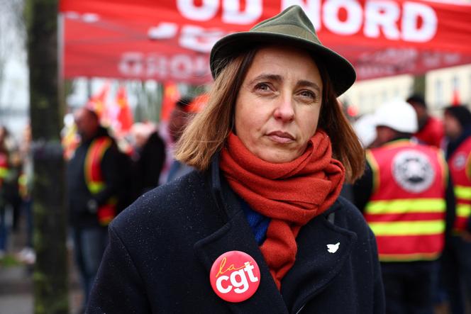 La dirigeante syndicale Sophie Binet participe à une manifestation avec des employés du sidérurgiste ArcelorMittal près de l’Assemblée nationale, à Paris, le 27 novembre 2025. 