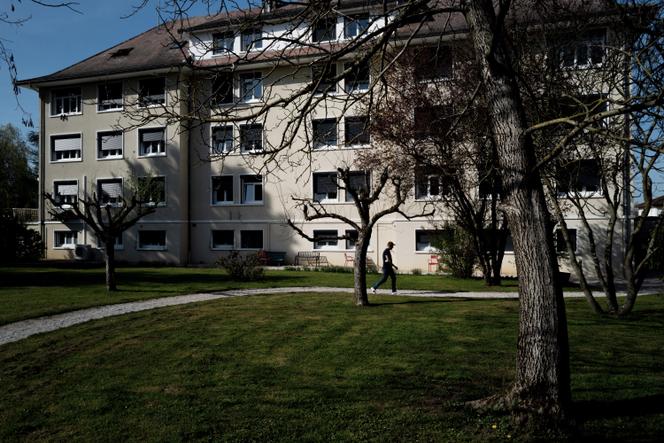 Le parc de la clinique Le Gouz, spécialisée dans la santé mentale du personnel médical, à Louhans (Saône-et-Loire), le 1ᵉʳ avril 2021.