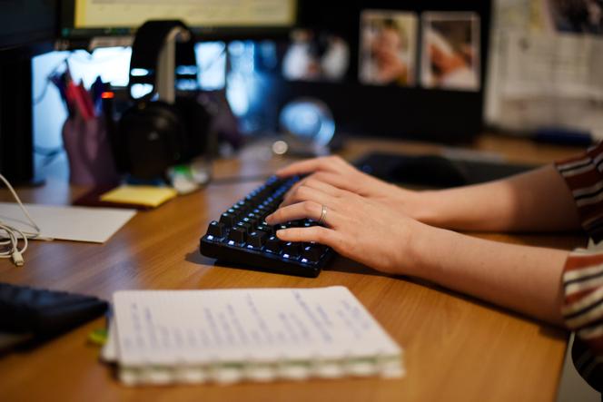 Une assistante virtuelle en indépendante chez elle. Colombelles (Calvados) Normandie, 7 novembre 2025. 