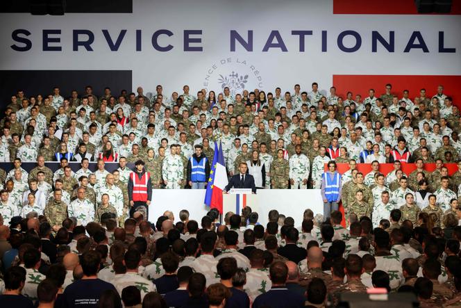 Emmanuel Macron sur la base militaire de Varces (Isère), le 27 novembre 2025.