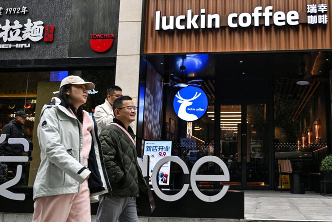 Une boutique Luckin Coffee, dans le district de Jing’an, à Shanghaï (Chine), le 4 novembre 2025.