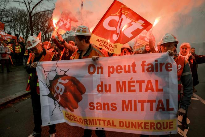 Des employés d’ArcelorMittal, venus en bus de leurs sites du Nord et de la Moselle, lors d’une action organisée par la Confédération générale du travail (CGT) sur l’Esplanade des Invalides, à Paris, le 27 novembre 2025.