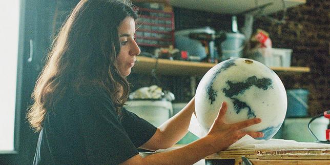 Le mobilier sculptural de Roxane Lahidji, surgi du sel de mer