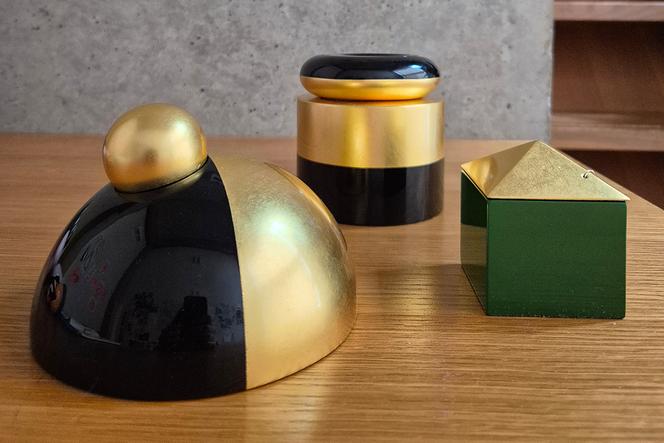 Les objets bijoux Tsuki, Sou et Rin, en bois, laque urushi et dorure à la feuille, issus d’une collaboration entre Marion Vidal et Goldream.