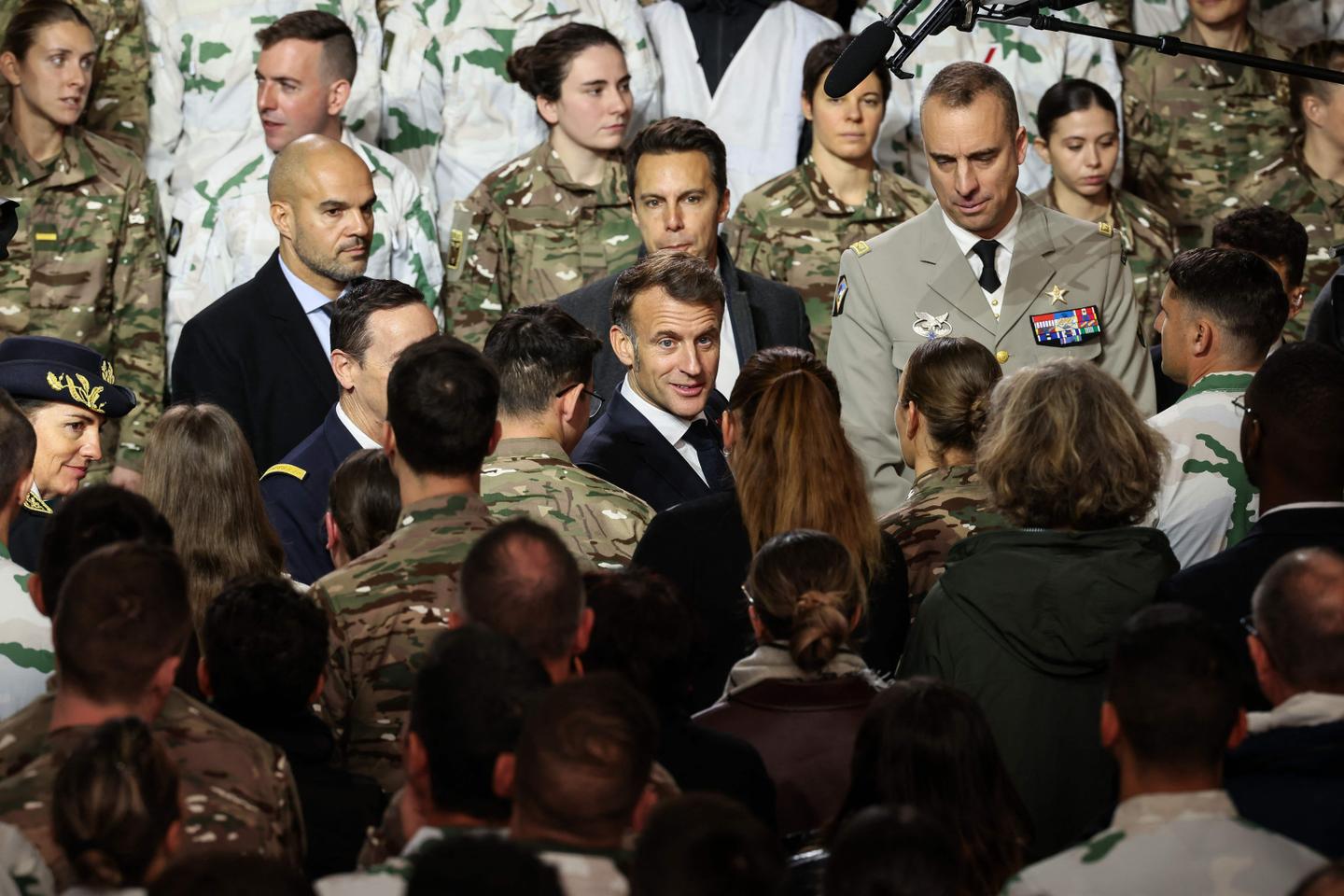 Un service militaire volontaire pour un nouveau modèle d’armée « hybride »