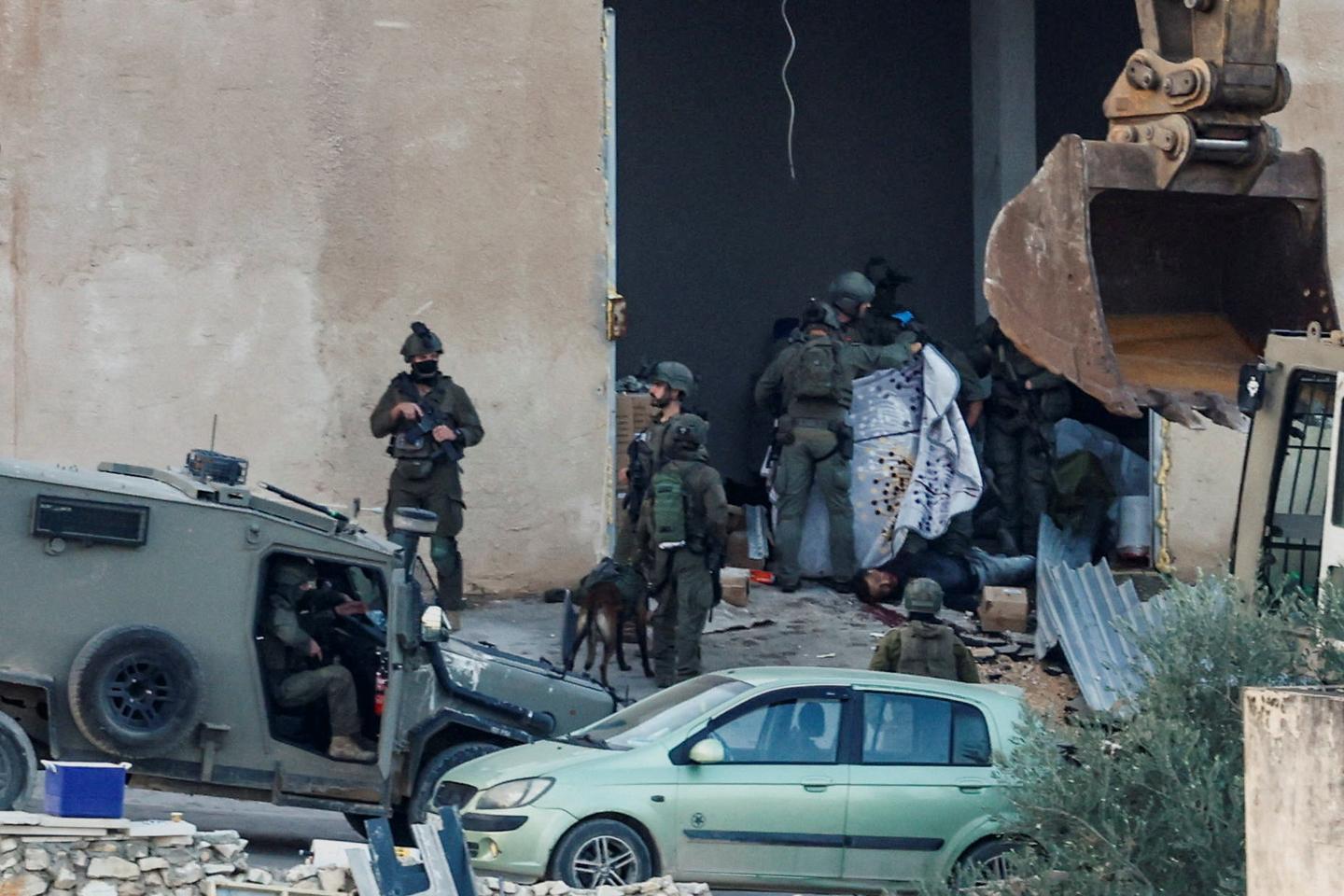 Cisjordanie : des soldats israéliens filmés tirant sur deux hommes s’étant rendus ; l’Autorité palestinienne accuse Israël de « crime de guerre »