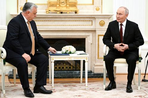 Le premier ministre hongrois, Viktor Orban, et le président russe, Vladimir Poutine, au Kremlin, à Moscou, le 28 novembre 2025.