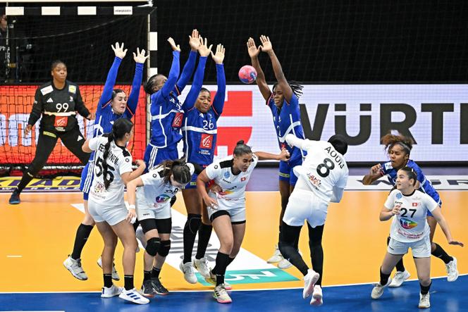 Lors d’une action pendant le match France-Tunisie, en ouverture du mondial féminin 2025 de handball, à Bois-le-Duc (Pays-Bas), le 28 novembre 2025.
