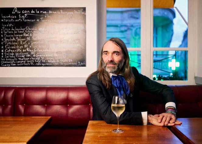 Cédric Villani, dans le bar-restaurant Au coin de la rue, à Paris 7ᵉ, le 21 octobre 2025.