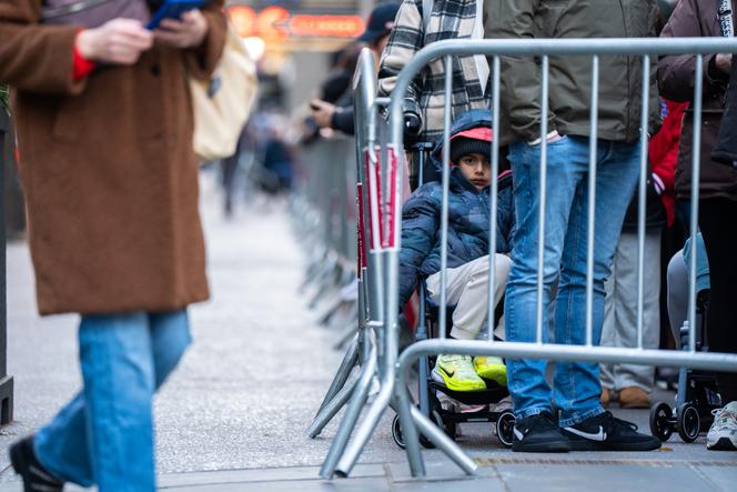 Des clients font la queue pour entrer dans le magasin de jouets FAO Schwarz, à l’occasion du Black Friday, à New York, le 28 novembre 2025. Selon les scénarios testés par la fédération du commerce, l’augmentation des tarifs douaniers aurait occasionné une hausse des prix à la consommation comprise entre 34 % et 56 %.