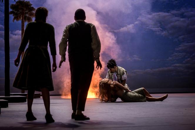 Julie Fuchs (Edwige) et Adèle Charvet (Vendredi) dans « Robinson Crusoé », de Jacques Offenbach, mis en scène par Laurent Pelly, au Théâtre des Champs-Elysées, à Paris, le 25 novembre 2025.