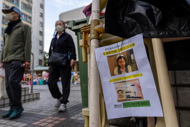Un avis de recherche de personnes disparues, sur les lieux de l’incendie du complexe de gratte-ciel résidentiels, dans le district de Tai Po, à Hongkong, le 28 novembre 2025. 