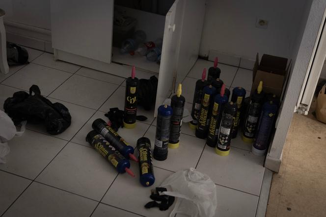 Des bonbonnes de protoxyde d’azote dans l’appartement d’un consommateur, à Marseille, le 27 novembre 2025.
