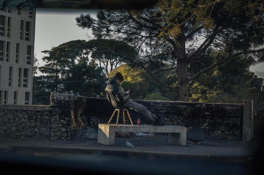 Un « chouf » (guetteur) en poste à l'entrée du groupe Les Flamants, un ensemble d'immeubles dans les quartiers nord, où des points de vente de stupéfiants sont durablement installés. A Marseille, le 25 novembre 2025.