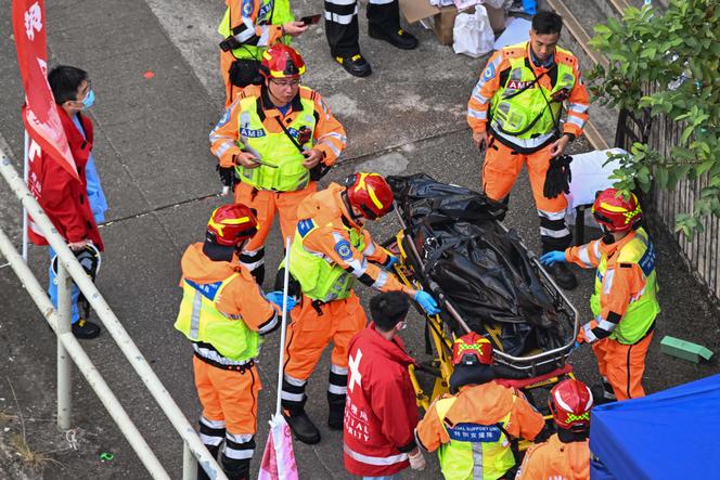 Le corps d’une personne retrouvée dans un appartement du complexe résidentiel Wang Fuk Court, à Hongkong, le 28 novembre 2025. 