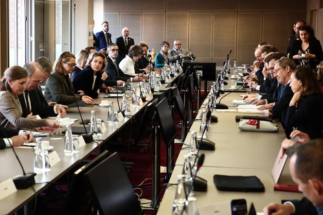 Lors de l’ouverture de la conférence travail et retraites, entre les représentants du gouvernement et les partenaires sociaux, à Paris, le 4 novembre 2025.