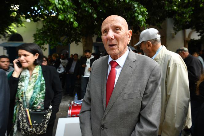 Le président du Front de salut national, Ahmed Nejib Chebbi, 81 ans, lors de son procès en première instance, devant le palais de justice de Tunis, le 11 avril 2025.