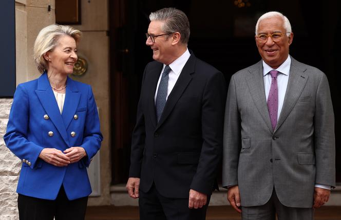 La présidente de la Commission européenne, Ursula von der Leyen, le premier ministre britannique, Keir Starmer, et le président du Conseil européen, Antonio Costa, avant le sommet Royaume-Uni-UE, à Lancaster House, à Londres, le 19 mai 2025.