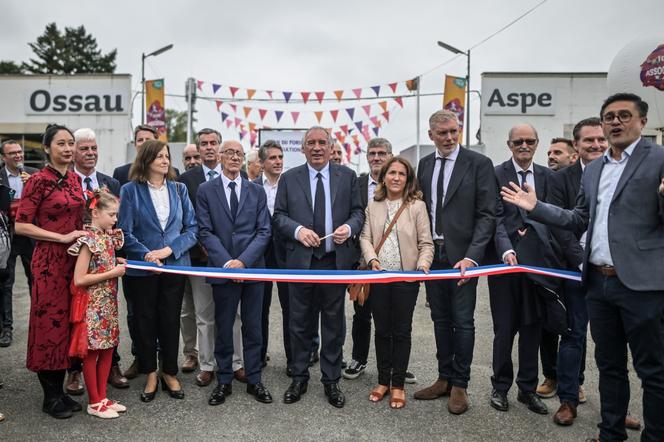 François Bayrou (au centre), ancien premier ministre et maire de la ville, lors de l’inauguration de la foire de Pau, le 13 septembre 2025. 