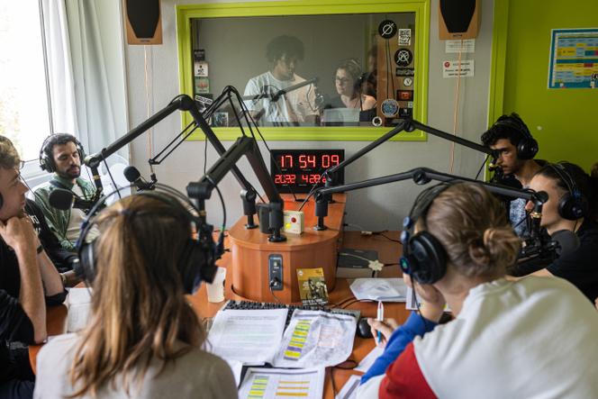 Pendant l’enregistrement d’une émission dans les locaux de la radio associative Jet FM, à Saint-Herblain (Loire-Atlantique), le 28 avril 2022. 