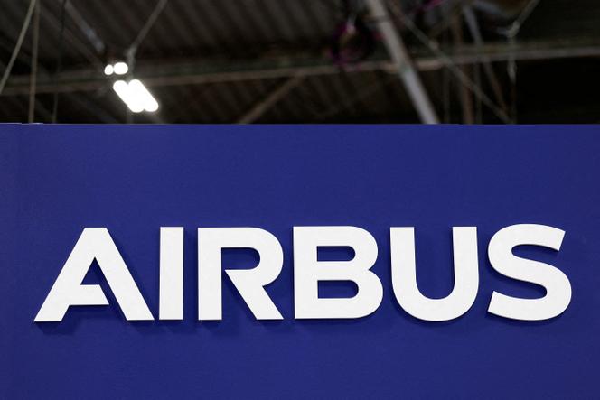  Le logo Airbus est affiché au parc des expositions de Paris-Nord-Villepinte, en France, le 18 novembre 2025.