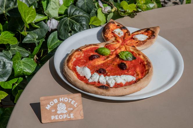 Confection de la « pizza lapin » lors d’un atelier au Mob Hotel, à Saint-Ouen, en Seine-Saint-Denis.