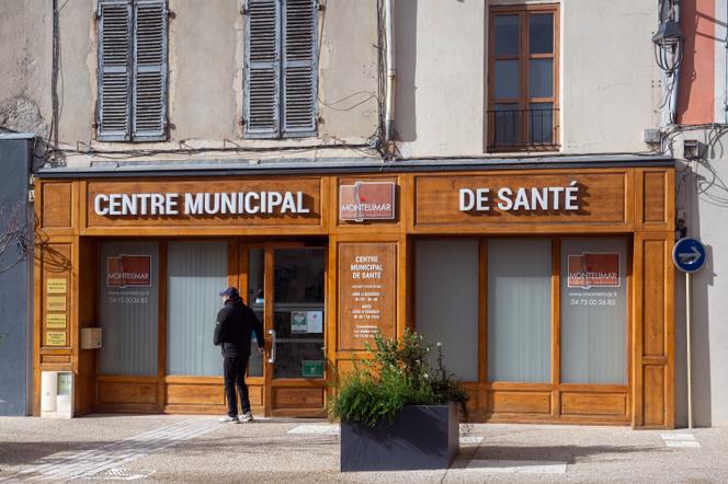 Devant le centre municipal de santé ouvert en 2020, à Montélimar (Drôme), le 25 novembre 2025.