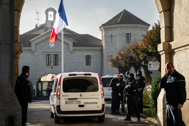 Une voiture de la gendarmerie passe devant la maison d’arrêt de Dijon, le 27 novembre 2025, après l’évasion nocturne de deux détenus ayant scié les barreaux de leur cellule.